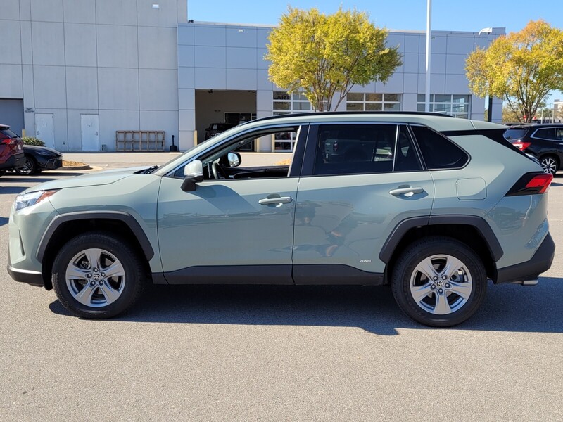 2023 Toyota RAV4 Hybrid XLE photo 4