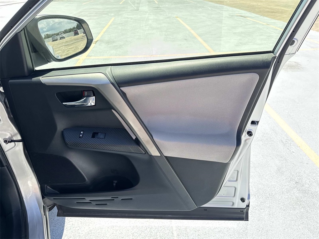 2015 Toyota RAV4 XLE photo 11