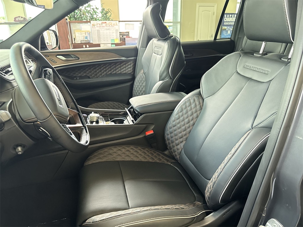 2025 Jeep Grand Cherokee Summit photo 17