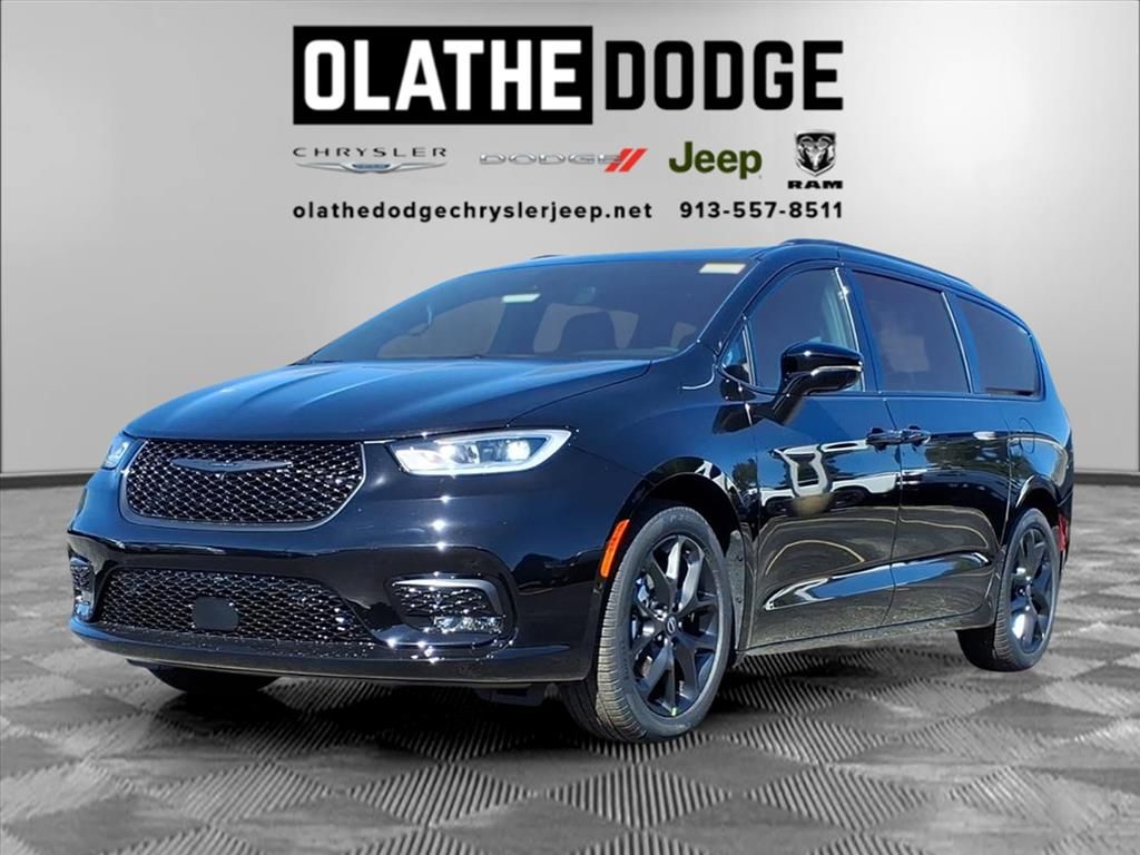 2026 Chrysler Pacifica Select's photo