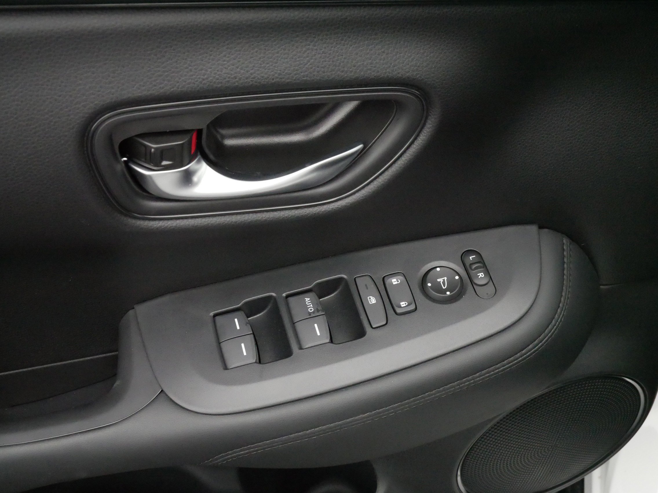 2025 Honda HR-V LX photo 19