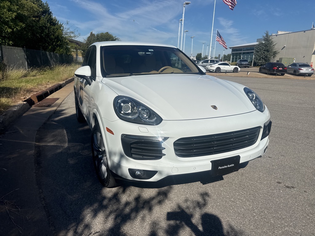 2017 Porsche Cayenne photo 2