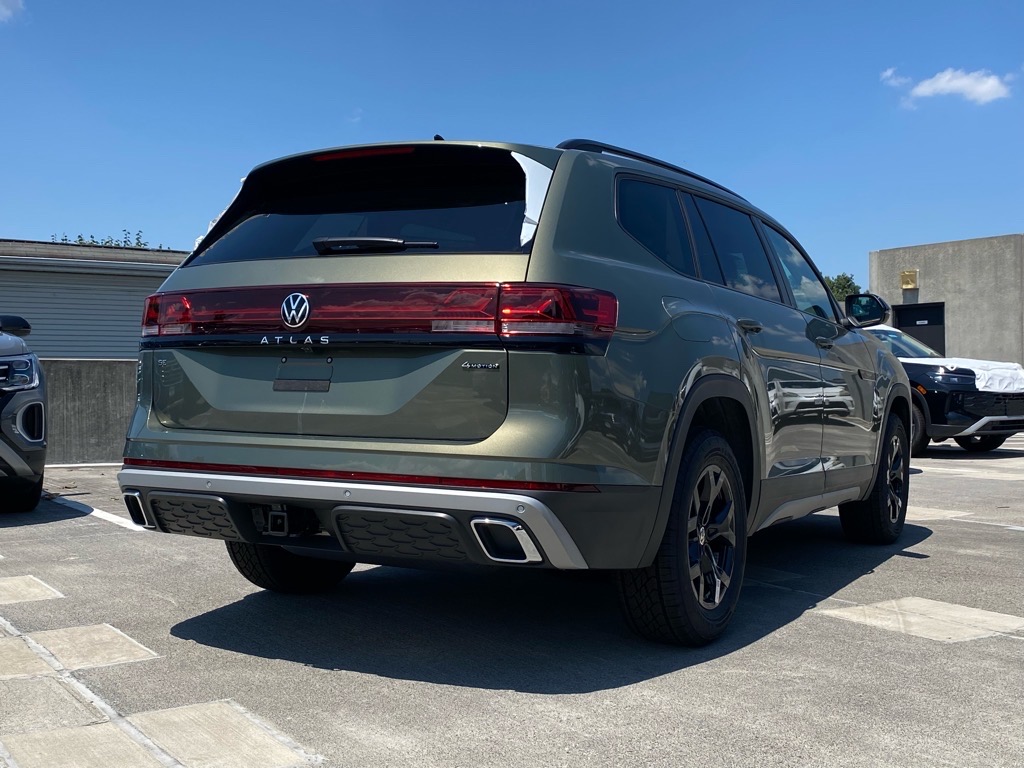 2025 Volkswagen Atlas Peak Edition SE photo 2