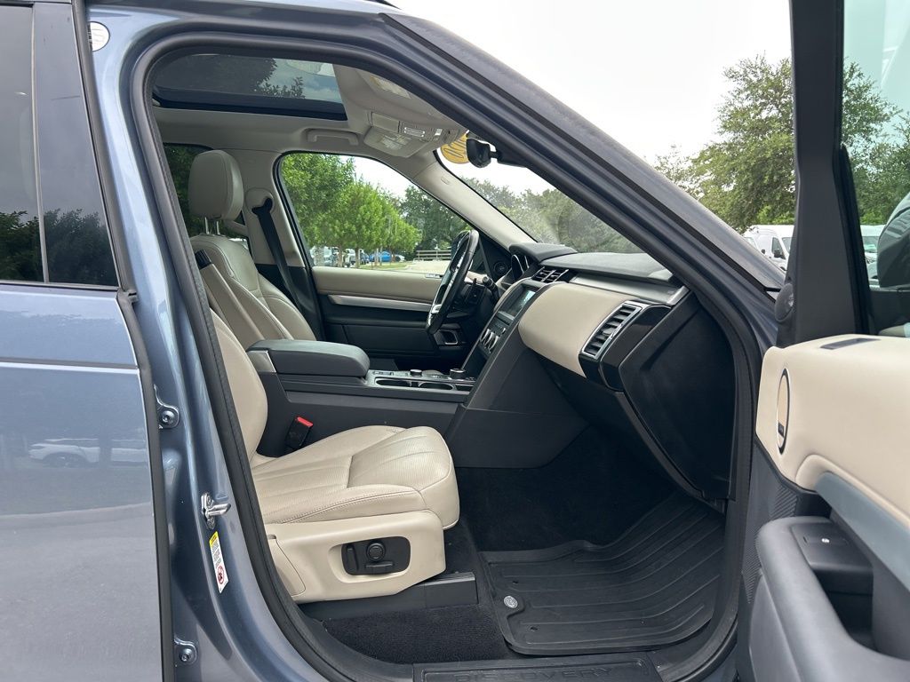 2020 Land Rover Discovery Landmark photo 33