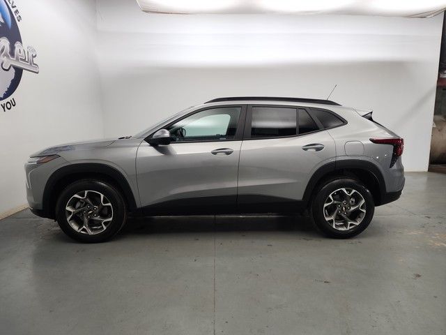 2024 Chevrolet Trax LT photo 3