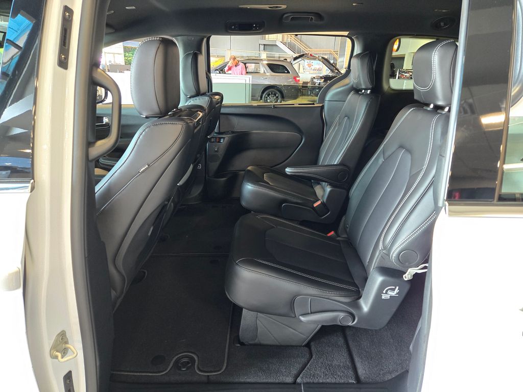 2025 Chrysler Pacifica photo 20