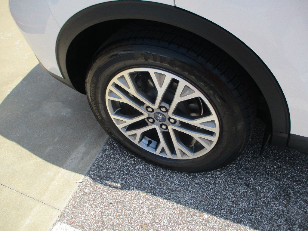 2022 Ford Escape SEL photo 23
