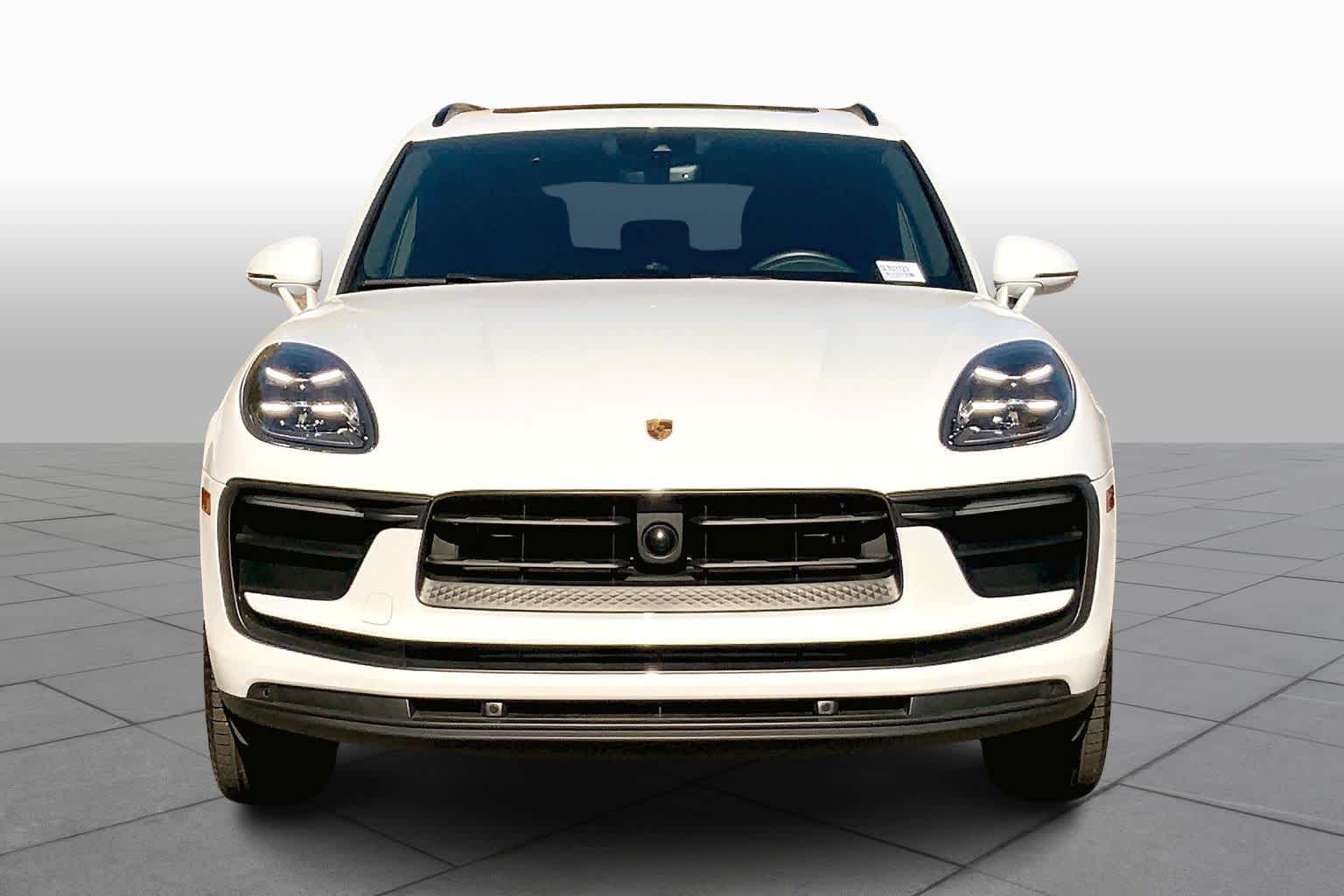 2025 Porsche Macan Base photo 3