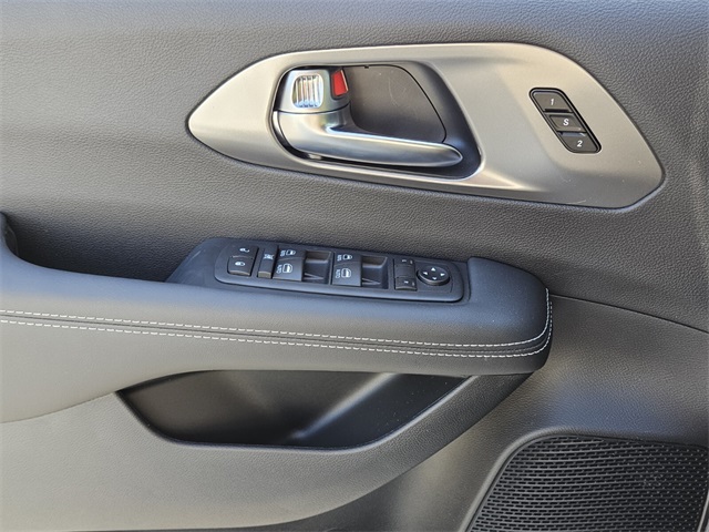 2026 Chrysler Pacifica photo 27