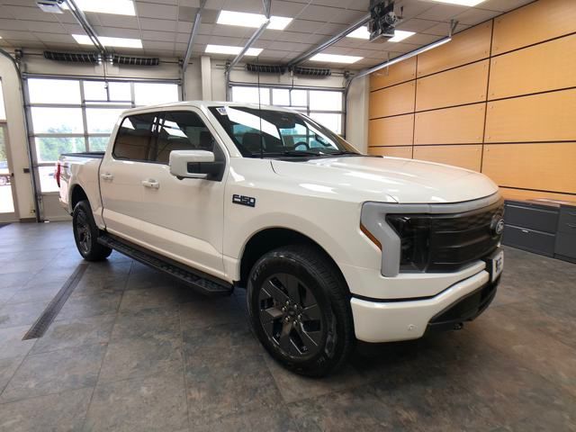 2025 Ford F-150 Lightning Lariat photo 2