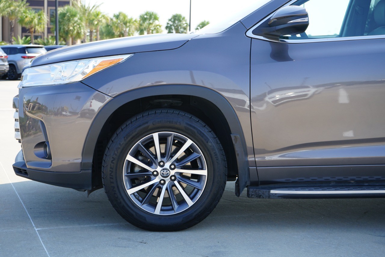 2017 Toyota Highlander SE XLE photo 9