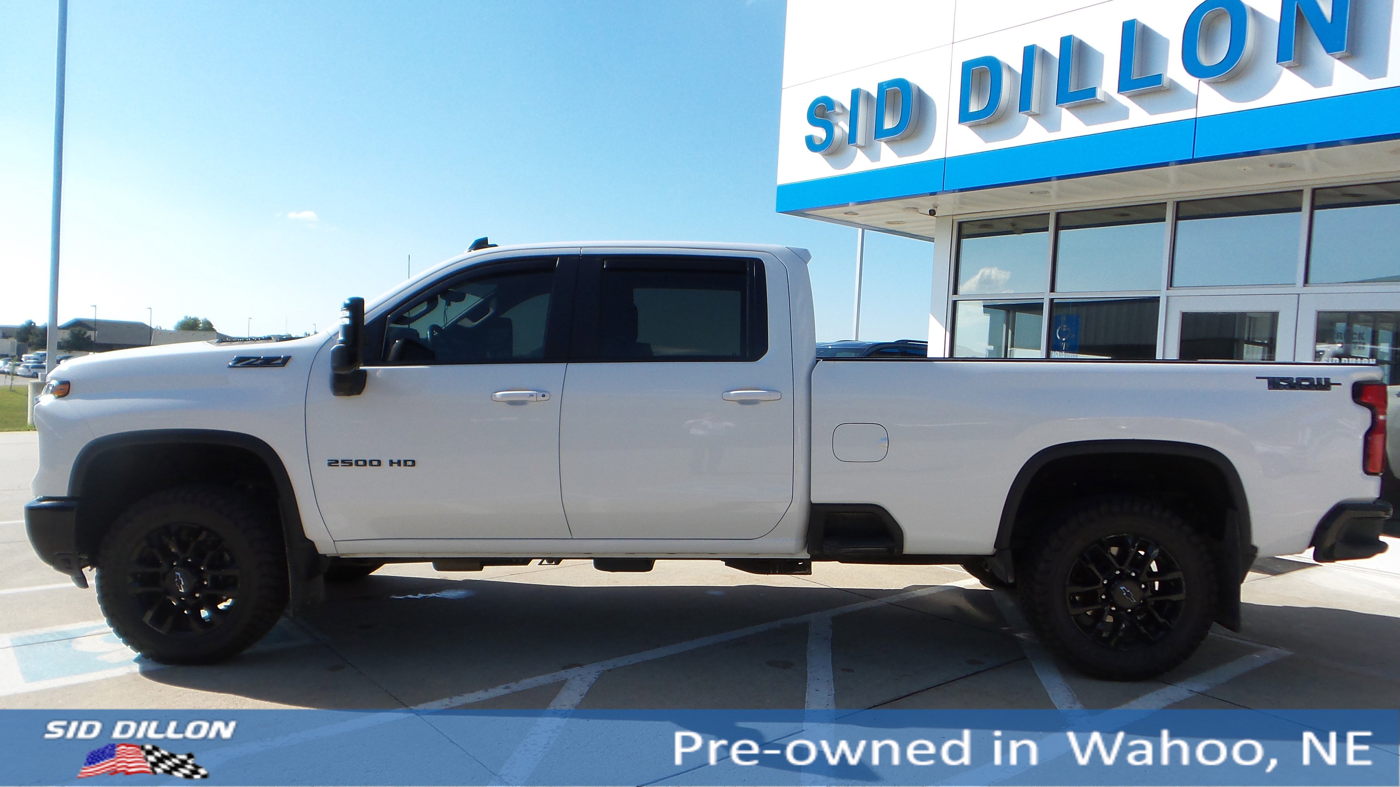 2025 Chevrolet Silverado 2500HD LT photo 2