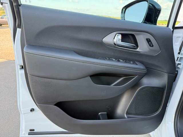 2026 Chrysler Pacifica photo 21