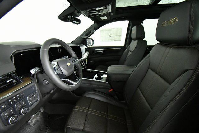2025 Chevrolet Suburban High Country photo 4