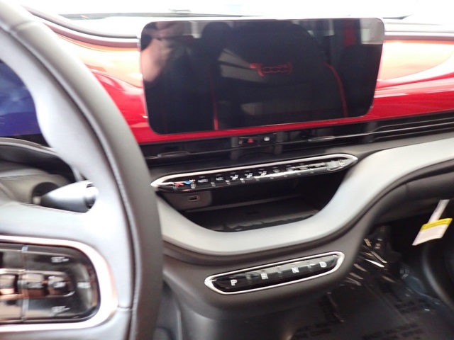 2024 Fiat 500e Red photo 17