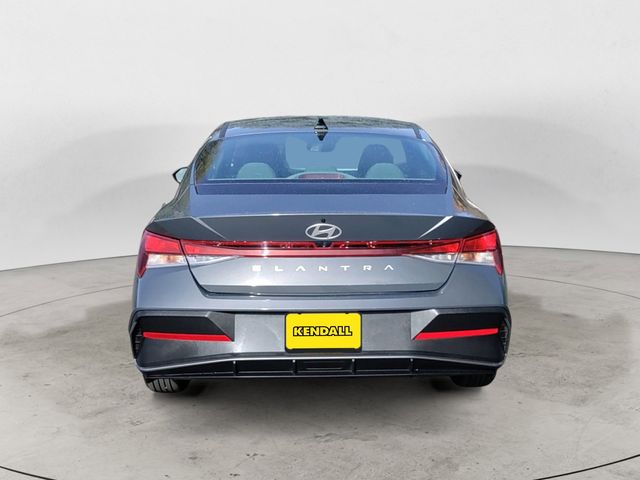 2025 Hyundai Elantra SE photo 4