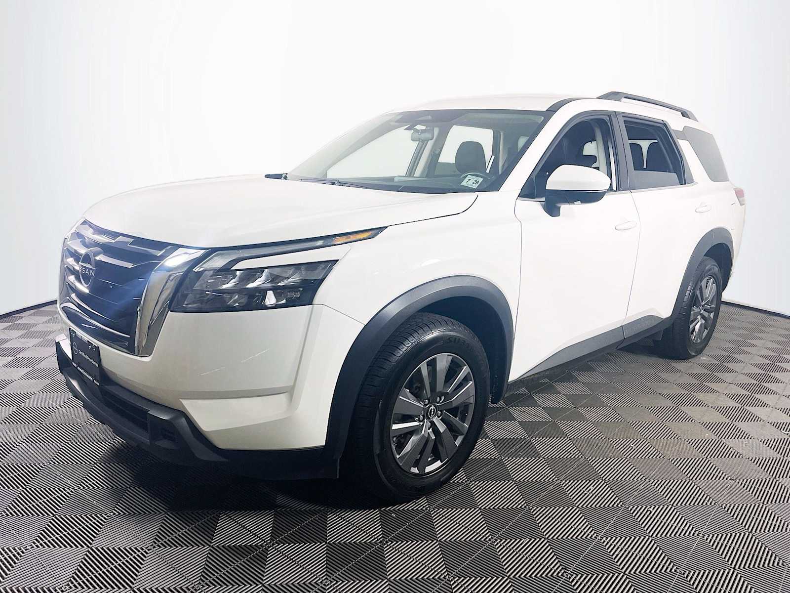 2024 Nissan Pathfinder SV's photo