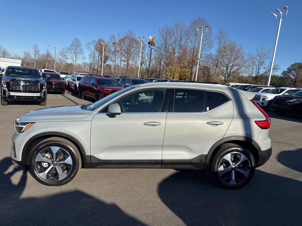 2025 Volvo XC40 Core photo 2