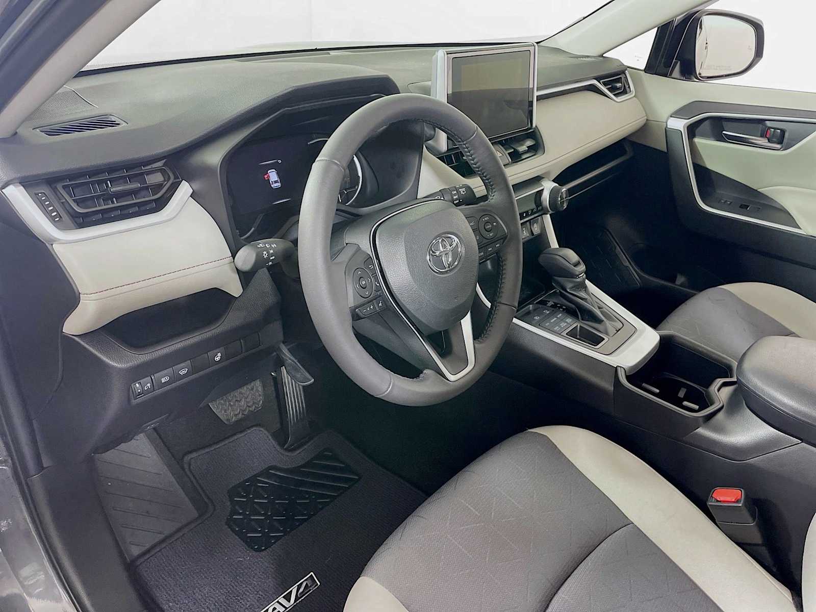 2023 Toyota RAV4 XLE photo 7