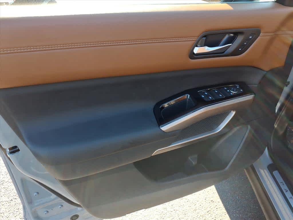 2025 Nissan Pathfinder Platinum photo 5