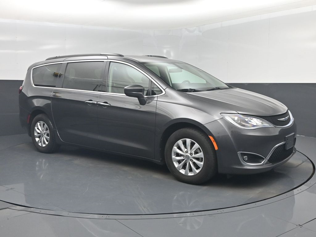 2018 Chrysler Pacifica Touring Plus's photo