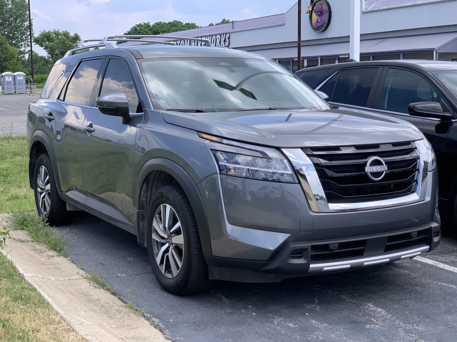 2024 Nissan Pathfinder SL photo 4