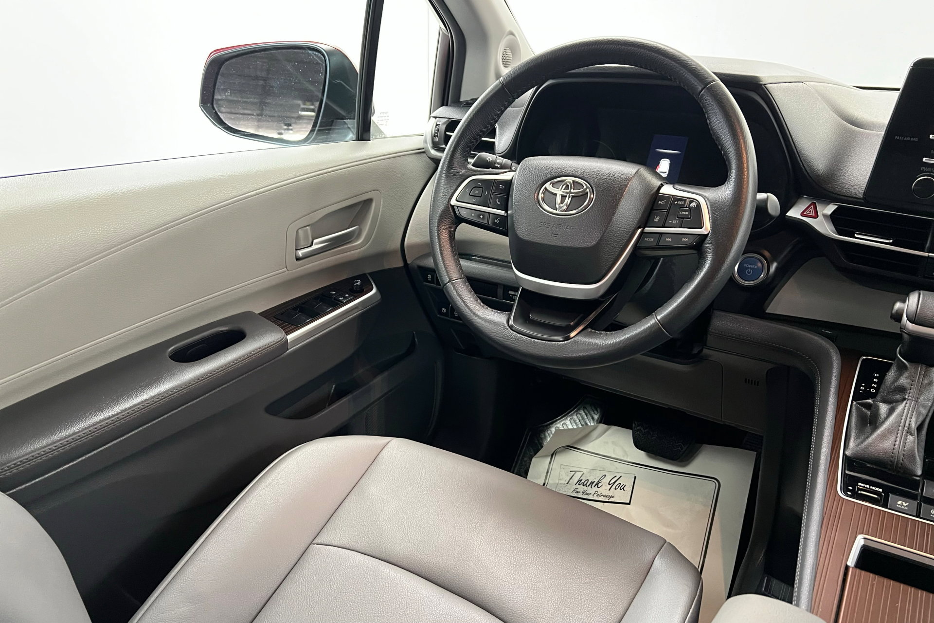 2023 Toyota Sienna XLE photo 11