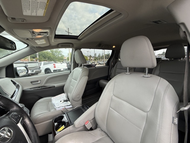 2019 Toyota Sienna XLE photo 10
