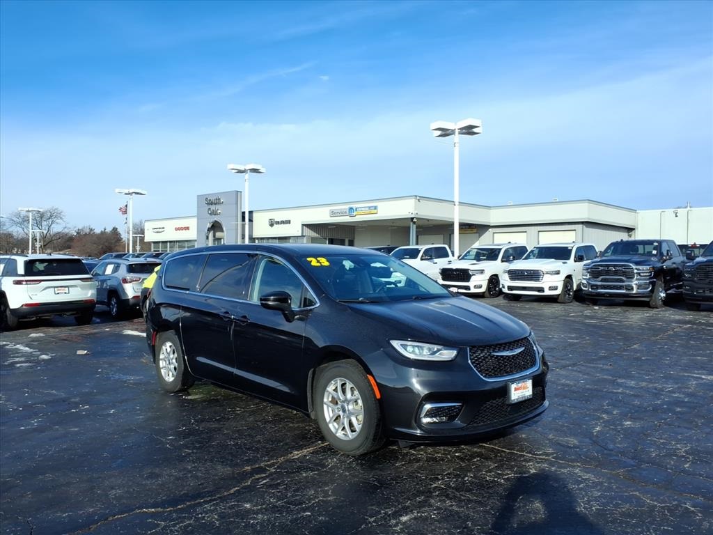 2023 Chrysler Pacifica Touring L's photo