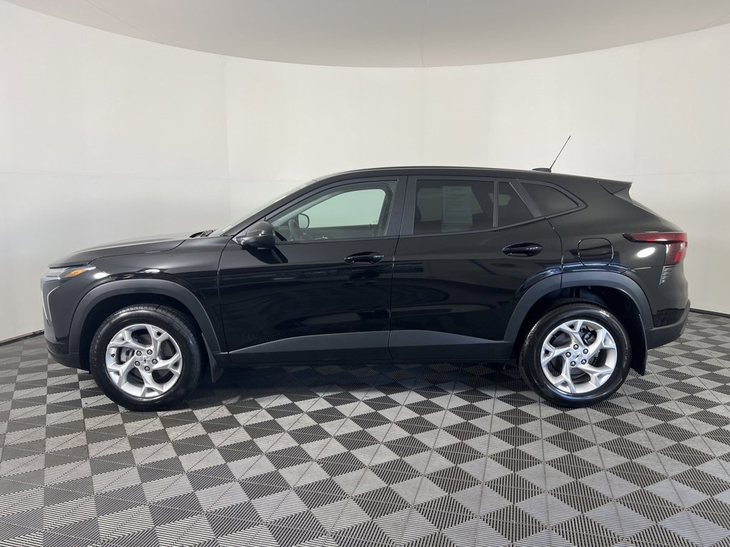 2025 Chevrolet Trax LS photo 8