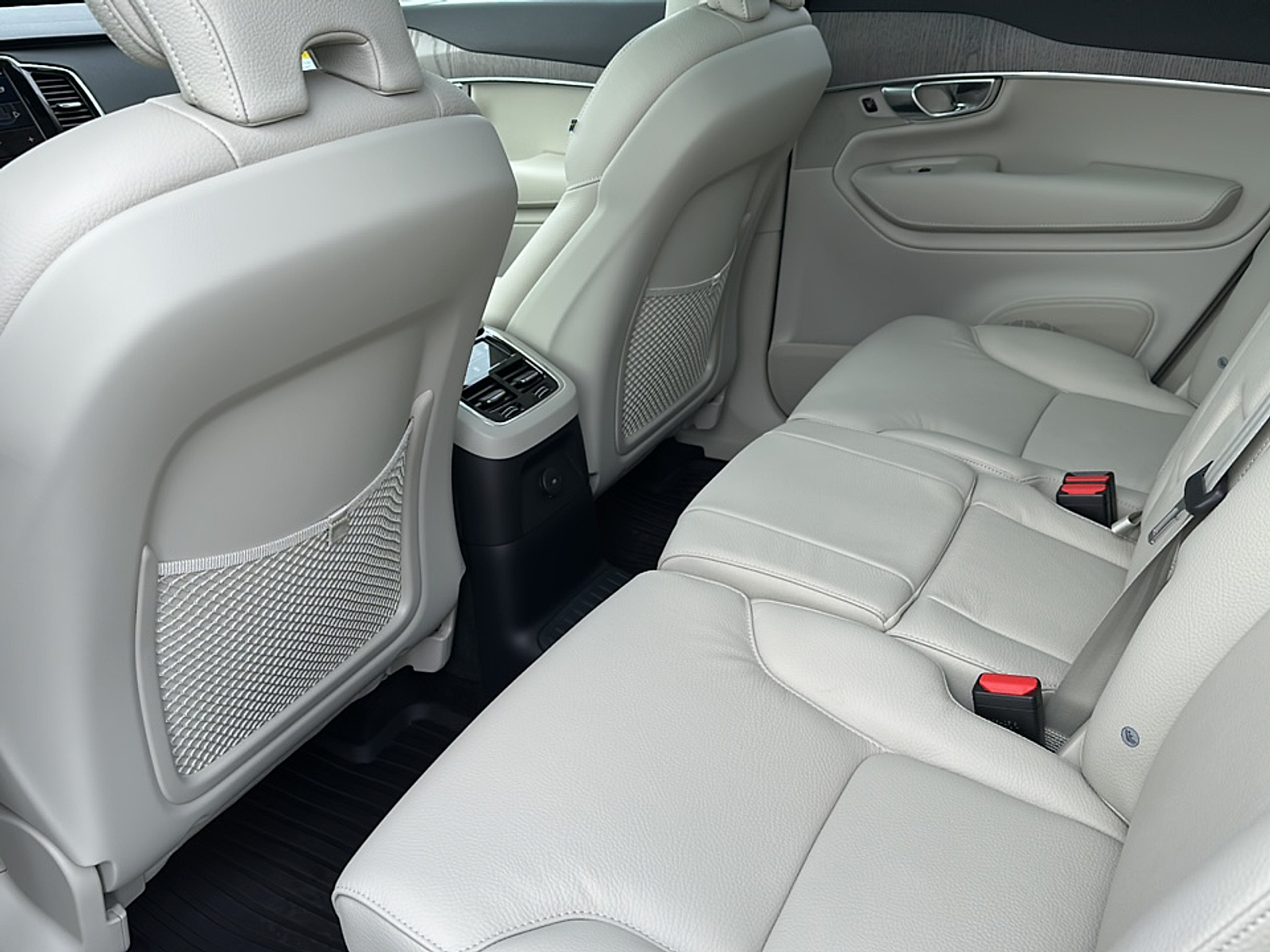 New 2025 Crystal White Volvo T8 Plus 7-Seater image 15