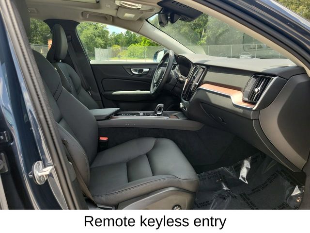 2025 Volvo V60 Cross Country B5 Plus photo 11
