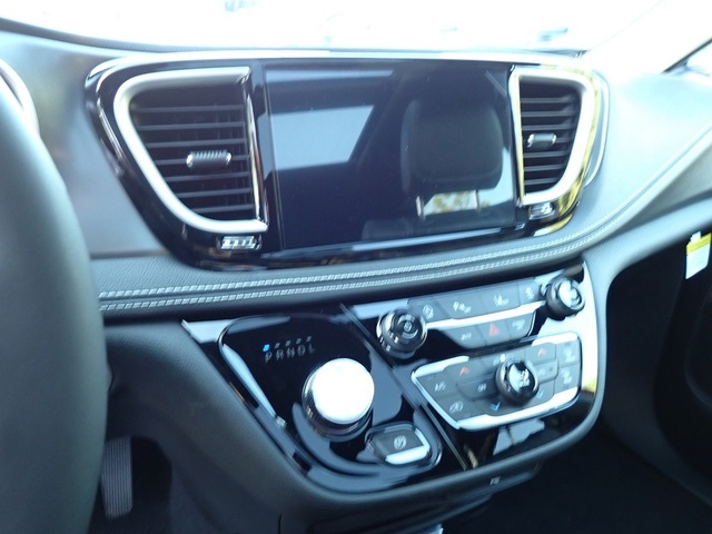 2026 Chrysler Pacifica photo 18