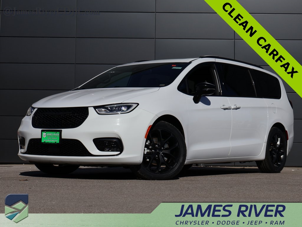 2025 Chrysler Pacifica Limited's photo