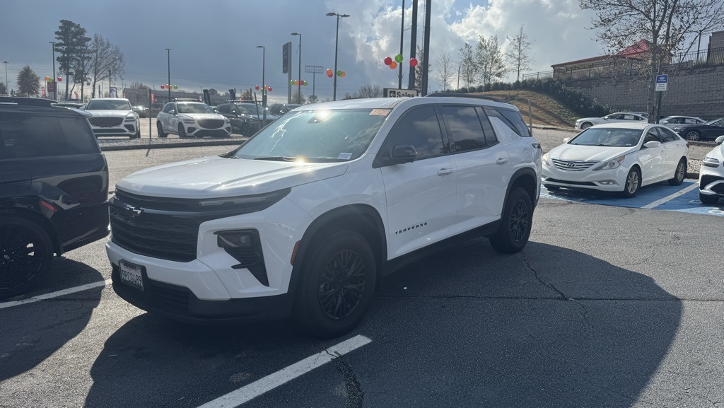 2024 Chevrolet Traverse photo 2