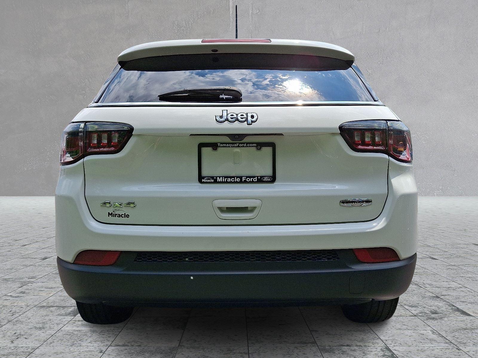 2023 Jeep Compass Latitude Lux photo 4