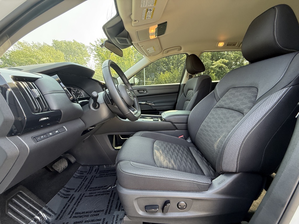 2025 Nissan Pathfinder SV photo 17