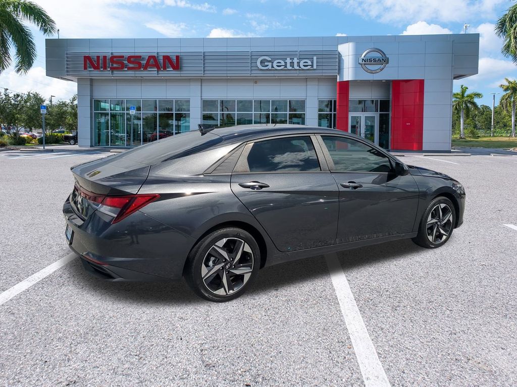 2023 Hyundai Elantra SEL photo 5