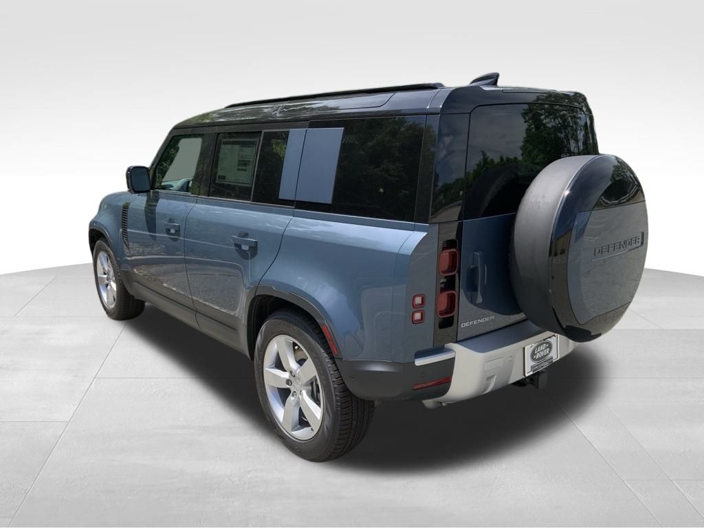 2025 Land Rover Defender 110 S photo 3