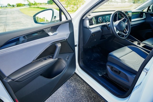 2025 Volkswagen Tiguan SE photo 3