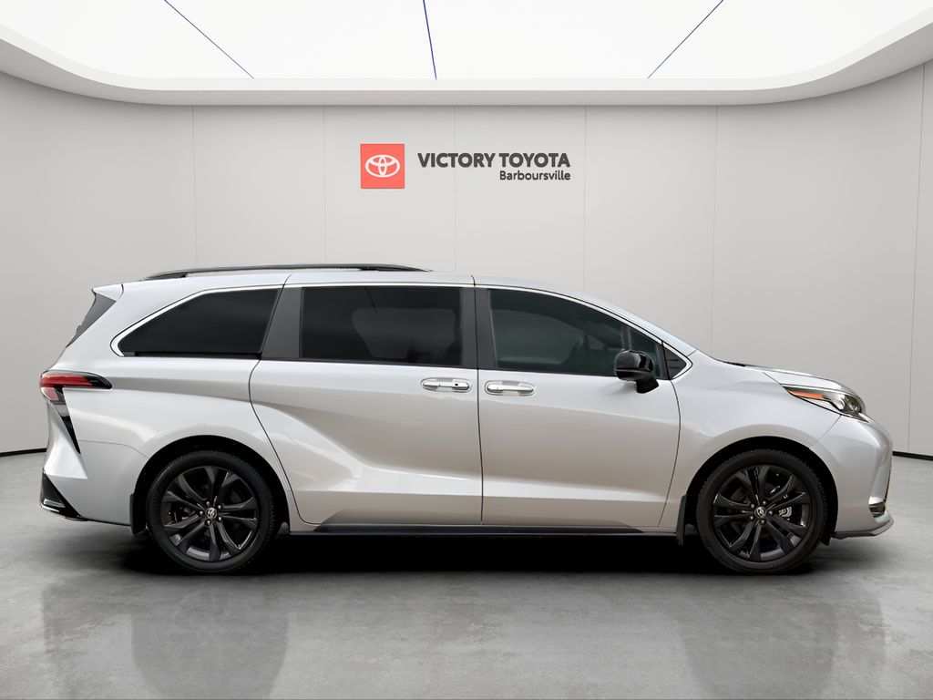 2023 Toyota Sienna XSE photo 2