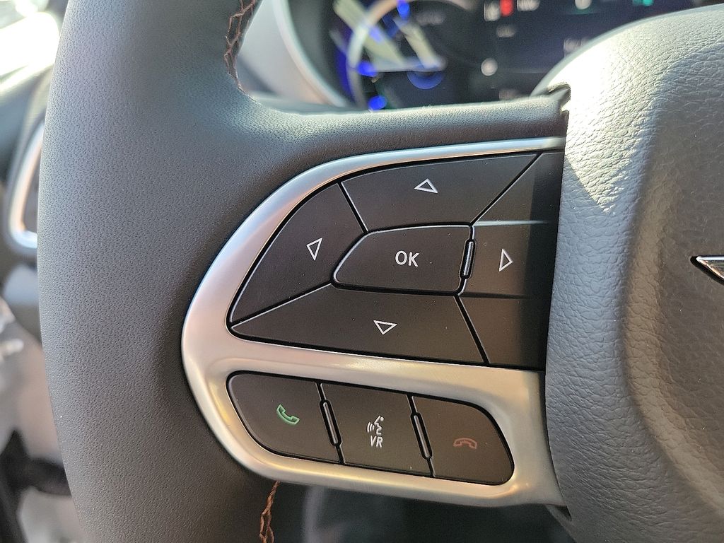 2025 Chrysler Pacifica Hybrid Pinnacle photo 3