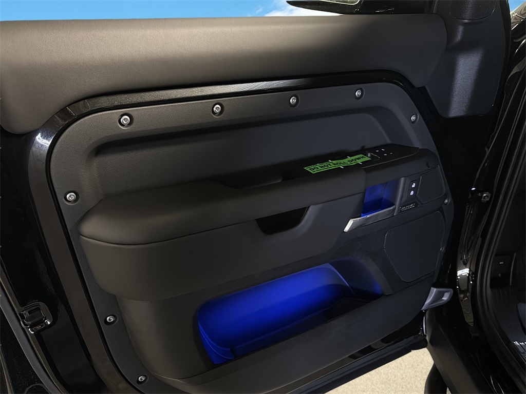 2025 Land Rover Defender 130 X-Dynamic SE photo 15