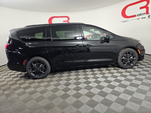 2026 Chrysler Pacifica Limited photo 7