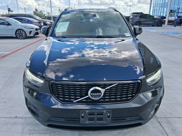 2022 Volvo XC40 R-Design photo 2