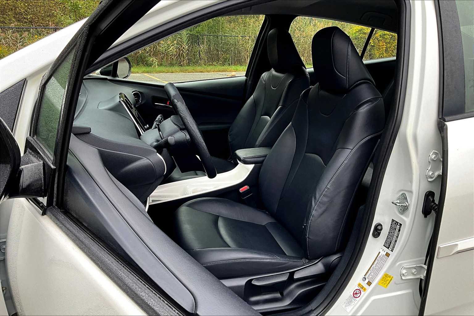 2016 Toyota Prius Three Touring photo 8