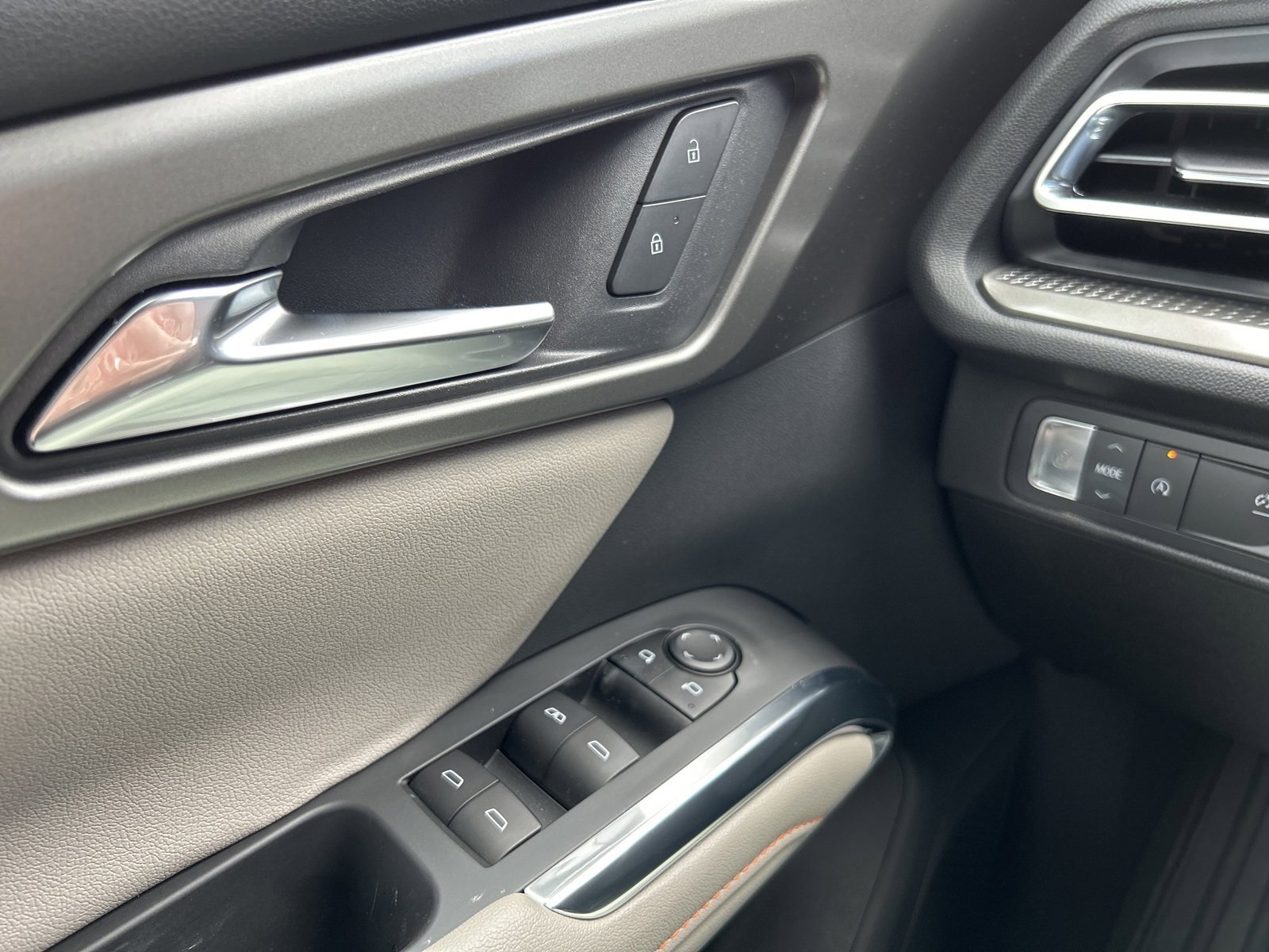2025 Chevrolet Traverse photo 27