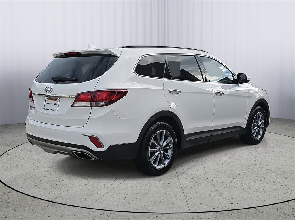 2017 Hyundai Santa Fe SE photo 2