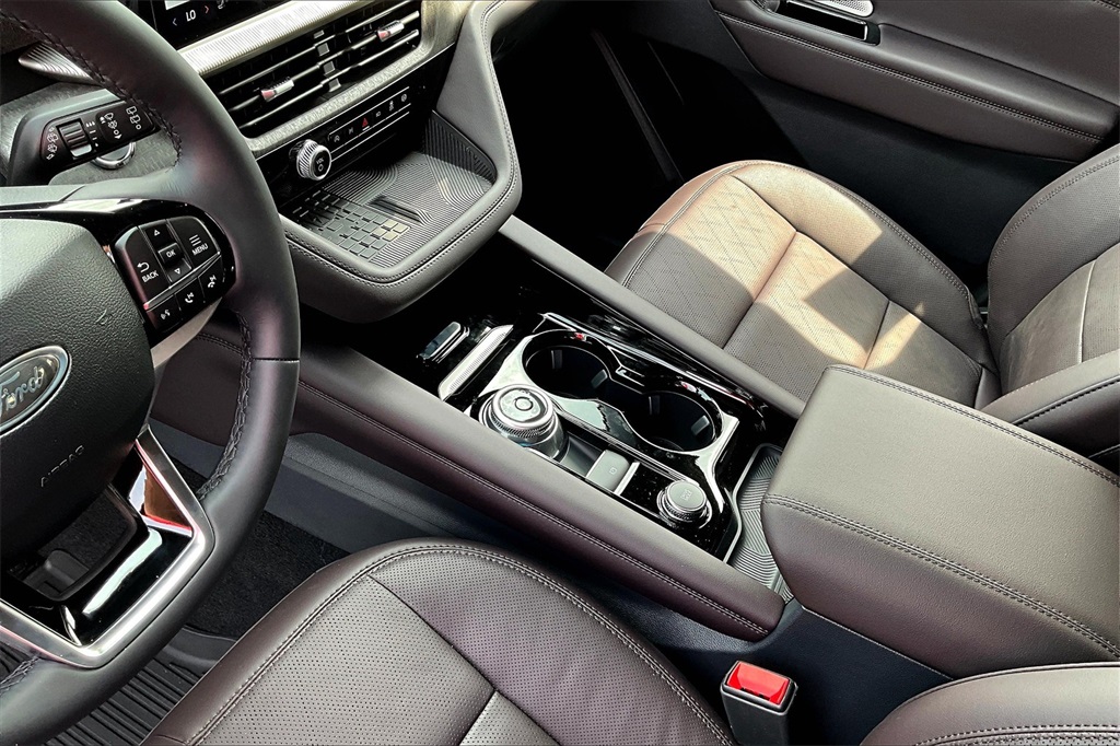 2025 Ford Explorer Platinum photo 4