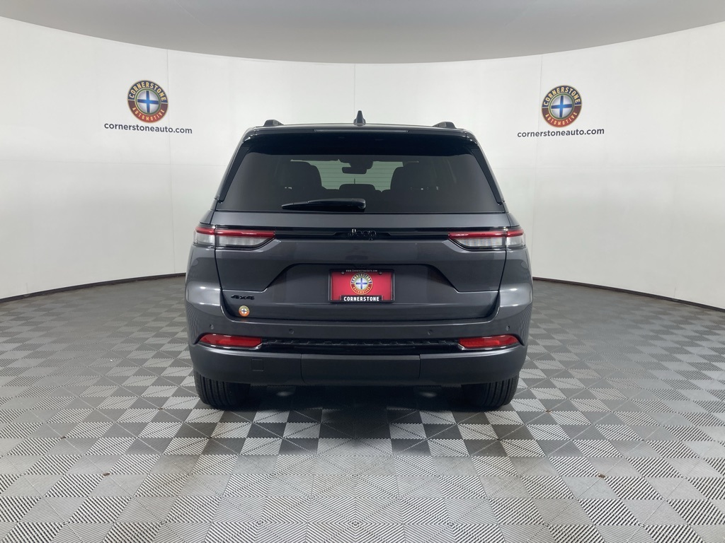 2025 Jeep Grand Cherokee Laredo photo 4